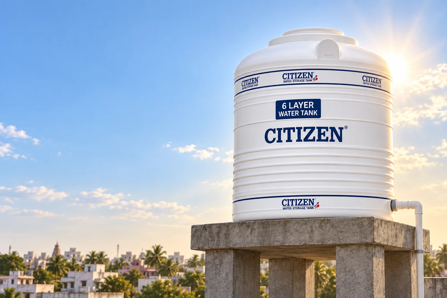 धूप में छत के प्लेटफॉर्म पर Citizen की सफेद टंकी, जिस पर 6 Layer Water Tank लिखा है